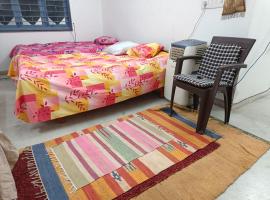 Chintamani Siddhi Chakra Apartment, Bed Spaces for Cold play，位于艾哈迈达巴德的酒店