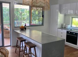 Forest Tangle Retreat, Two Bedroom，位于Diddillibah的酒店