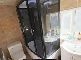 Lodge Park - 2 minutes walk to Stoke Hospital