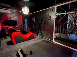 Adult only fantasy room，位于布加勒斯特的酒店