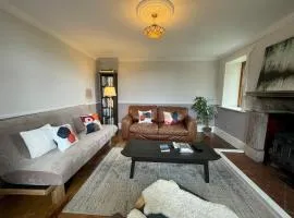 Idyllic Historical Country Retreat for 6 & Pets - Pass the Keys