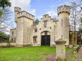 Entire Castle & Grounds for 18, Banquet Hall & BBQ，位于特罗布里奇的酒店