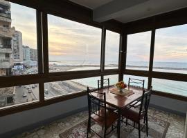 First Row Spacious Seaview Apartment，位于亚历山大的宠物友好酒店