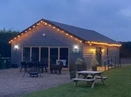 King Richard's Luxury Lodge - Sleeps up to 8 ,Dog Friendly ,Near Sherwood Forest at Fairview Farm in Nottingham set in 88 acres and great for Groups,Family Gatherings,Corporate events