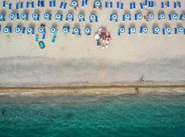 Club Esse Aquilia Beach Village，位于巴多拉托的酒店