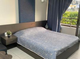 Loft in Siwar 2 min from Hotel Le Royal incl motor，位于Adūnīs的酒店