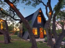 NEW Treehouse at Link Lane 2 Acres w Hot Tub