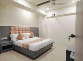 Hotel Orchid Inn，位于艾哈迈达巴德萨达尔·瓦拉巴伊·帕特尔国际机场 - AMD附近的酒店