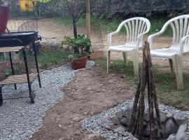 Cabaña en Santa Elena con vista al bosque y zona fogata，位于圣埃伦娜的酒店