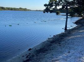 Porto de Banho Lagoa Guanandy Embarque e Desembarque de Jetski e Lancha，位于Itapemirim的豪华帐篷