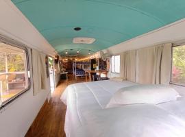 Dreamcatcher House Bus Experience 2，位于Sarchí的酒店