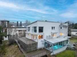 Spectacular Villa - Pool, Sauna & Magical Lake View，位于利丁厄的酒店