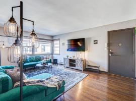 Cabin Theme 2 BR Elmwood Park Condo，位于Elmwood Park的酒店