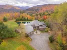 Mountain Top Fresh Pond Hot Tub，位于Pittsfield的酒店
