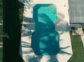 Sweet Homey in Miami, Pool, Backyard，位于South Miami Heights的酒店