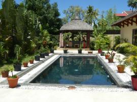 VILLA LE DAUPHIN DU LAGON BLEU - PEREYBERE - GRAND BAIE，位于格兰贝伊的酒店
