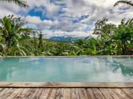 Kalikasan Glamping Resort near Manila with Overlooking Pool and Starlink，位于Calauan的酒店