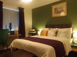 Home Away From Home At Ideal Home & Cottage,Inviting 4 Bedroom Apartment,Sleep 8, Ideal For Contractors, Family & Groups，位于沃尔索尔的酒店