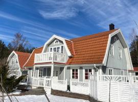 Grand 5 Room Villa in Kallfors, Järna, Stockholm near Forest, the Baltic Sea and a Golf course - a whole house no shared rooms，位于Järna的酒店