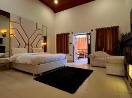 Roomy Hotel and Resort，位于穆里的酒店
