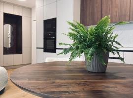 Luxury Apartment with Free Private Parking，位于特尔纳瓦的酒店