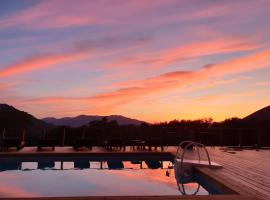 ETCHE ARGUINIA CHAMBRES HOTES et SPA，位于蒙特雷的带热水浴缸的酒店