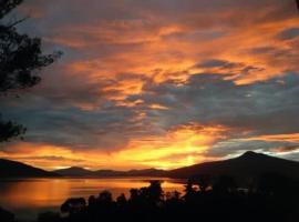 Casa Gary, in front of the lake，位于Quiroga的酒店