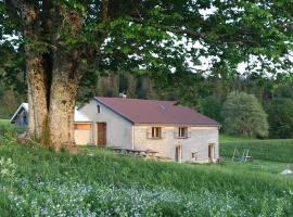 Gîte La Petite Grange - En pleine nature ressourcement et randonnée，位于La Pesse的酒店