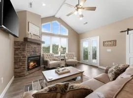 Spacious Retreat, Heart of the City, Indoor Pool, Free Attraction Tickets!