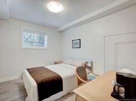 T Bright & Cozy Queen & Sofa Beds Room Ensuite