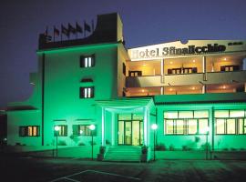 Hotel Sfinalicchio，位于维耶斯泰斯芬利基奥海滩附近的酒店