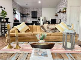 GUEST RANCH HOUSE w POOL access near NATL PARKS，位于Dinuba的酒店