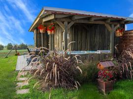 Romantic Jacuzzi Hideaway near Hévíz，位于Rezi的酒店