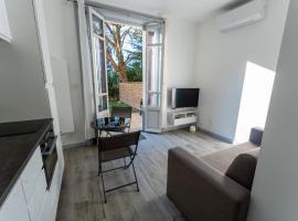 Studio cosy avec jardin privatif proche transport，位于韦尼雪的酒店