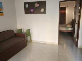 Beach Paradise - Stylish 2BHK Duplex with Pool Views & All Comforts，位于Marakkānam的酒店