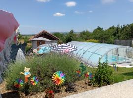 Chambres d'hôtes piscine couverte & chauffée，位于Bouquemont的酒店