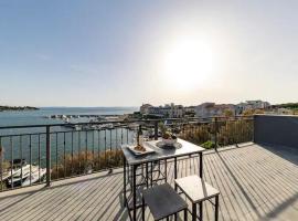 Luxury Penthouse with Jacuzzi and Seaview，位于佩特坎内的酒店