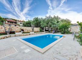 Luxury Villa Robinson with Pool & Jacuzzi，位于泽德瑞拉克的带按摩浴缸的酒店