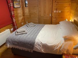 An Cabar - Cabin in Aviemore, Cairngorms NP，位于阿维莫尔的木屋