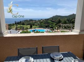 Cap One, au c&oelig;ur de Cap Esterel VUE MER & PISCINES - Acc&egrave;s piscines et parking couvert inclus，位于阿盖的度假村