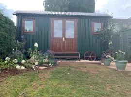 Luxury Shepherd's Hut and Hot Tub Retreat