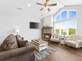 Spacious! Pools, Hot Tub, Free Attraction Tickets!!