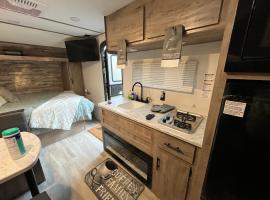 Cozy Couples RV，位于凤凰城的民宿