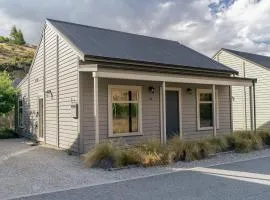 Kiwi Ski Cottage - Wanaka Holiday Home