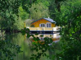 Chalet flottant sur lac et spa，位于米奥的酒店