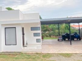 Minimalist House In Chitre，位于Llano Bonito的乡村别墅