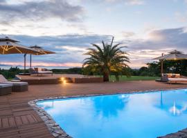 Luxury Hilltop Dual Villas With Stunning Sea Views & Pools !，位于Lauwaki的酒店