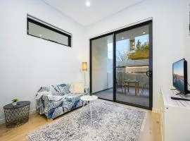 Cozy one bedroom APT with car parking - 5 mins Train, Shops
