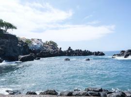 Casa Julio - Alcalá Complete Coastal Retreat - Entire Apartment - 3 min walk from the ocean - SHARED entrance with host，位于阿尔卡拉的酒店
