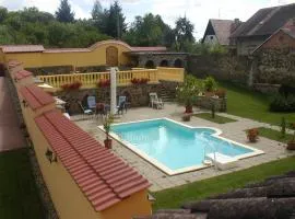 城堡旁餐厅及膳食公寓酒店